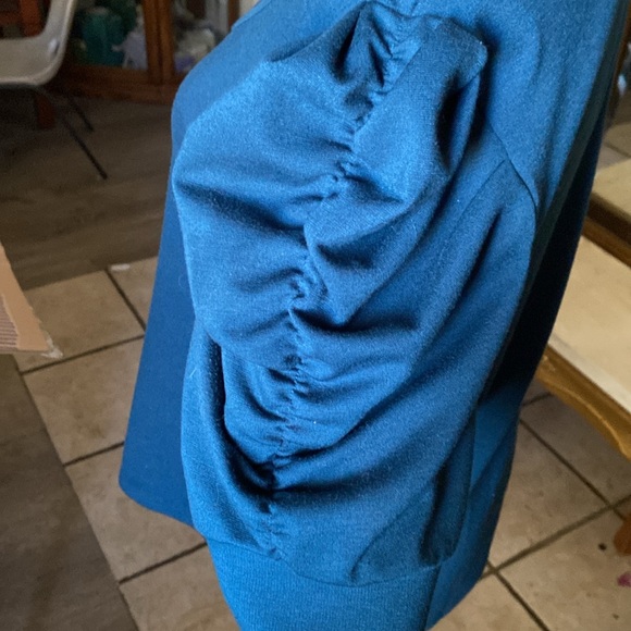 Ruffles🌬️🌫️🪽On Edges Top - Picture 17 of 17